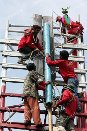 Eine Rakete wird zum Start bereitgemacht beim Bun Bang Fai oder Rocket Festival in Yasothon im Isan im Nordosten von Thailand. 