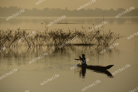 Ein Fischer auf dem See in Amnat Charoen im Isan im osten von Thailand,