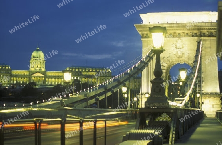 Die Kettenbruecke ueber der Donau und das Parlament in der Hauptstadt von Ungarn in Osteuropa..