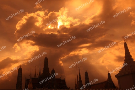 Das Tempelgelaende in der Abendstimmung mit dem Wat Phra Keo beim Koenigspalast im Historischen Zentrum der Hauptstadt Bangkok in Thailand. 