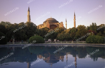 Die Aya Sofia Moschee im Stadtteil Sultanahmet in Istanbul in der Tuerkey.