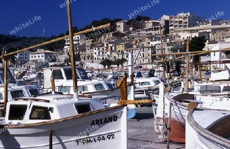 Das Fischerdorf Port de Alcudia mit dem Bootshafen im Februar im Osten der Insel Mallorca einer der Balearen Inseln im Mittelmeer.  