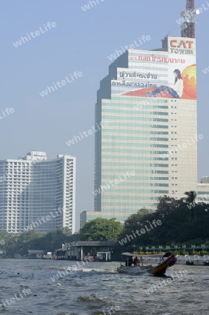 Ein Boot auf dem Mae Nam Chao Phraya River in der Hauptstadt Bangkok von Thailand in Suedostasien.