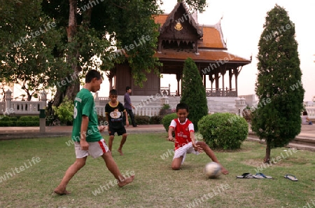 Kinder spielen Fussball beim Traditionelle Pavion beim Fort Phra Sumen am Menam Chao Phraya Fluss im Historischen Zentrum der Hauptstadt Bangkok in Thailand. 