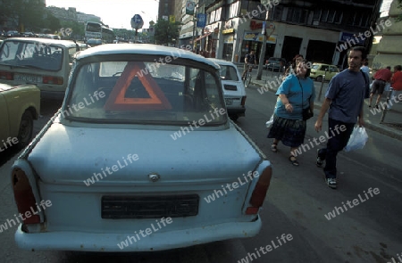 Ein altes Auto in der Altstadt in der Hauptstadt von Ungarn in Osteuropa..