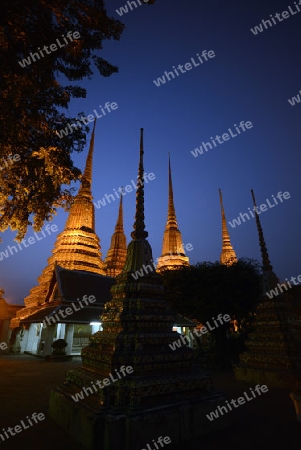 Die Tempelanlage des Wat Pho in der Hauptstadt Bangkok von Thailand in Suedostasien.