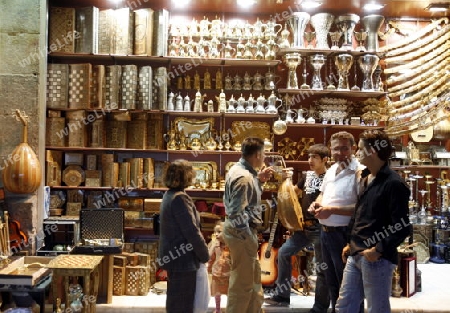 Eine Gasse mit Geschaeften im Souq in der Altstadt der Syrischen Hauptstadt Damaskus