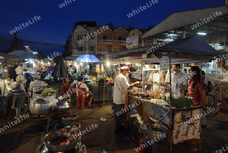 Der Nachtmarkt im Zentrum der Hauptstadt Amnat Charoen der Provinz Amnat Charoen nordwestlich von Ubon Ratchathani im nordosten von Thailand in Suedostasien.