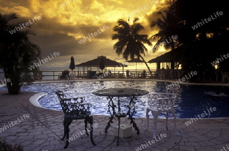 Am Pool des Plantation Club auf der Insel Mahe auf den Seychellen im Indischen Ozean.