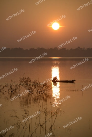 Ein Fischer auf dem See in Amnat Charoen im Isan im osten von Thailand,