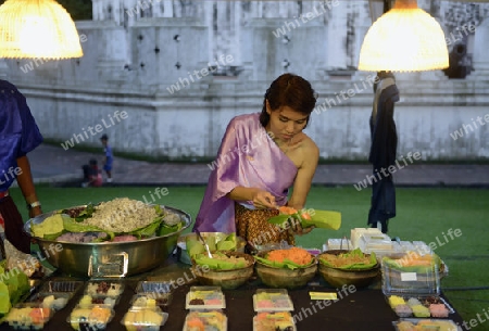 Eine thailaendische Strassenkueche in der Hauptstadt Bangkok von Thailand in Suedostasien.