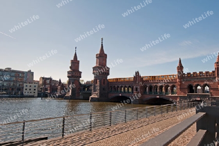 Berlin Osthafen - Blick an der Spree vorbei auf die Oberbaumbr?cke