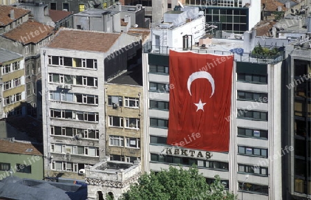 Sicht auf den Stadtteil Galatasaray am Bosphorus in Istanbul in der Tuerkey.