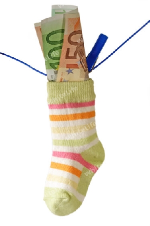 Babysocken mit Geldscheinen auf weissem Hintergrund