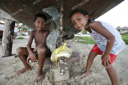 Suedamerika, Karibik, Venezuela, Isla Margarita, El  Tirano, Kinder einer Fischerfamilie am Strand bei El Tirano an der Ostkueste an der Karibik auf der Isla Margarita.    