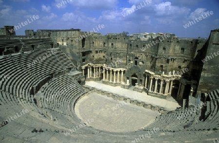 Die Ruine des Roemischen Theater in der Stadt Bosra im Sueden von Syrien im Nahen Osten.