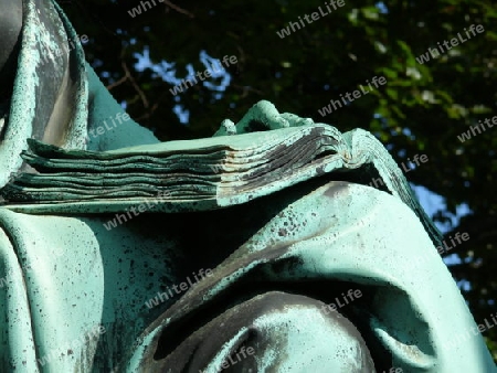 Bibel am Luther-Denkmal in Worms