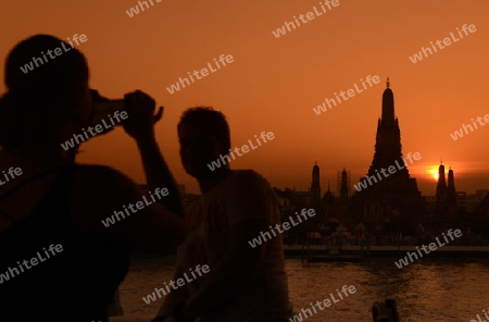 Die Tempelanlage des Wat Arun am Mae Nam Chao Phraya River in der Hauptstadt Bangkok von Thailand in Suedostasien.