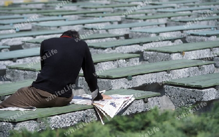 Ein Mann beim Zeitung lesen im Stadtteil Sultanahmet in Istanbul in der Tuerkey.