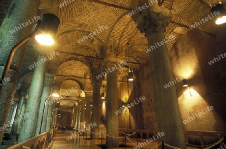 Die Basilika Zisterne im Untergrund im Stadtteil Sulranahmet in Istanbul in der Tuerkey.