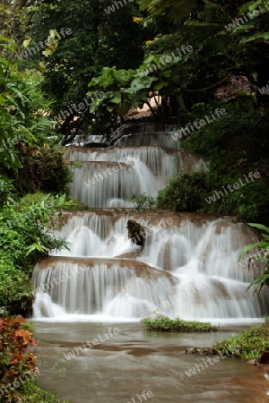 Die Landschaft mit einem Wasserfall beim Dorf Fang noerdlich von Chiang Mai im Norden von Thailand.