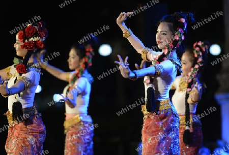 Taenzerinnen bei einem traditionellen Tanz im Santichaiprakan Park am Mae Nam Chao Phraya in der Hauptstadt Bangkok von Thailand in Suedostasien.