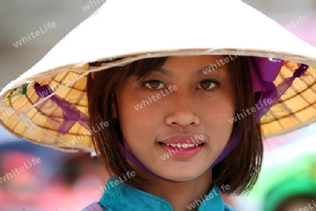 Eine traditionelle Tanz Gruppe zeigt sich an der Festparade beim Bun Bang Fai oder Rocket Festival in Yasothon im Isan im Nordosten von Thailand. 