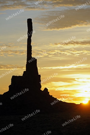 Sonnenaufgang mit "Totem Pole" im Gegenlicht, Monument Valley, Arizona, USA