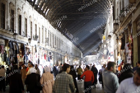 Eine Gasse mit Geschaeften im Souq in der Altstadt der Syrischen Hauptstadt Damaskus