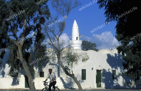 Eine traditionelle Moschee auf der Insel Djerba am Mittelmeer im sueden von Tunesien in Nordafrika.