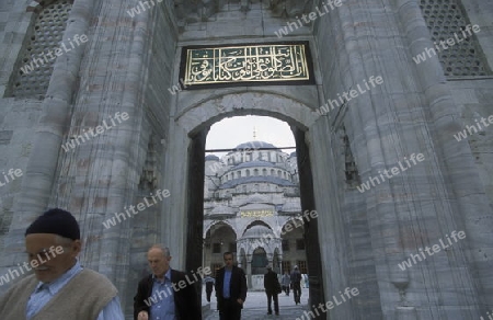 Die Blaue Moschee im Stadtteil Sulranahmet in Istanbul in der Tuerkey.