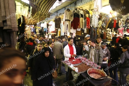 Afrika, Nordafrika, Tunesien, Tunis, Hauptstadt,  Altstadt, Architektur, Souq, Markt, Bazaar, Handel, Wirtschaft, Alltag, Menschenmenge, Menschen, Medina
Der Traditionelle Souq oder Markt oder Bazaar in der Altstadt oder Medina der Hauptstadt Tunis i