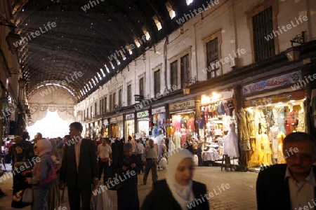 Eine Gasse mit Geschaeften im Souq in der Altstadt der Syrischen Hauptstadt Damaskus