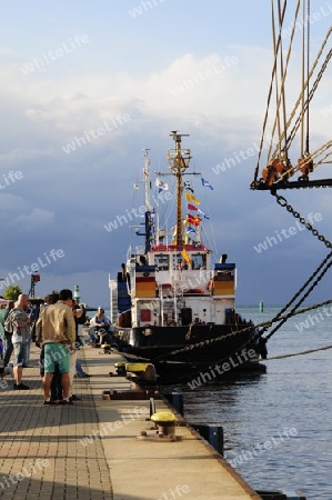 Schiff am Kai zur Hansesail 