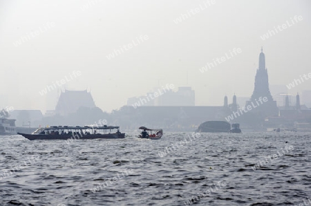 Ein Boot auf dem Mae Nam Chao Phraya River in der Hauptstadt Bangkok von Thailand in Suedostasien.