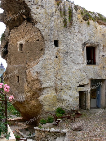 ungew?hnliches Wohnhaus in den Fels gehauen  1