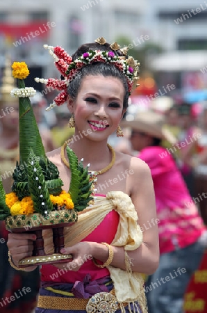 Eine traditionelle Tanz Gruppe zeigt sich an der Festparade beim Bun Bang Fai oder Rocket Festival in Yasothon im Isan im Nordosten von Thailand. 