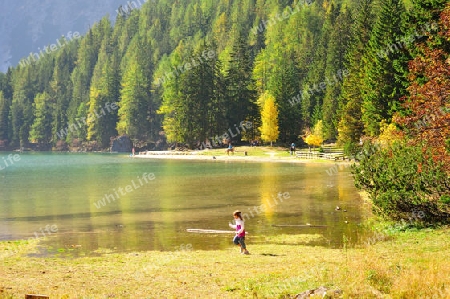 Wilder Bergsee im milden Herbst