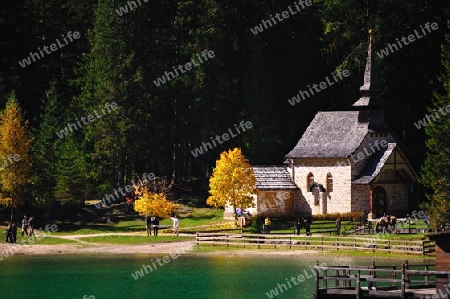 Wilder Bergsee im milden Herbst