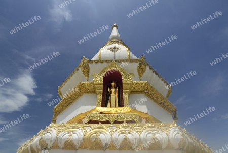 Der Grosse Tempel oder Chedi Phra Maha Chedi Chai Mongkhon auf einem Huegel bei Roi Et in der Provinz Roi Et nordwestlich von Ubon Ratchathani im nordosten von Thailand in Suedostasien.