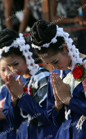 Eine traditionelle Tanzgruppe mit der thailaendischen Begruessung  zeigt sich an der Festparade beim Bun Bang Fai oder Rocket Festival in Yasothon im Isan im Nordosten von Thailand. 