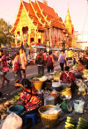 Der Markt vor dem Wat Mung Muang am Morgen in der Altstadt von Chiang Rai in der Provinz chiang Rai im Norden von Thailand in Suedostasien.