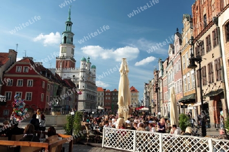 Der Rathausturm auf dem Stray Rynek Platz  in der Altstadt von Poznan im westen von Polen. 