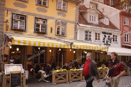 Eine Gasse in der Altstadt von Riga der Hauptststadt von Lettland im Baltikum in Osteuropa.  