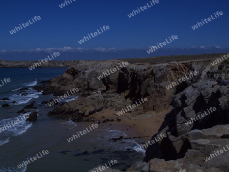 steile Steinkueste in der Bretagne