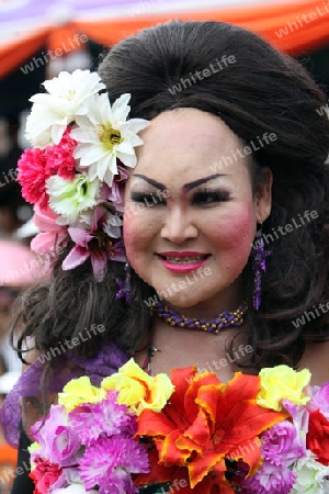 Eine Gruppe von Ladyboys zeigt sich an der Festparade beim Bun Bang Fai oder Rocket Festival in Yasothon im Isan im Nordosten von Thailand. 