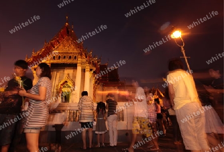 Die Tempelanlage des Wat Benchamabophit bei einer Religioesen Zeremonie in Bangkok der Hauptstadt von Thailand in Suedostasien