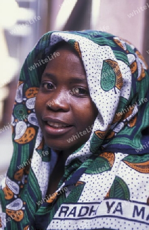 Eine Frau  im Dorf Bwejuu am Traumstrand  von Bwejuu an der Ost-Kueste auf der Insel Zanzibar welche zu Tansania gehoert.    