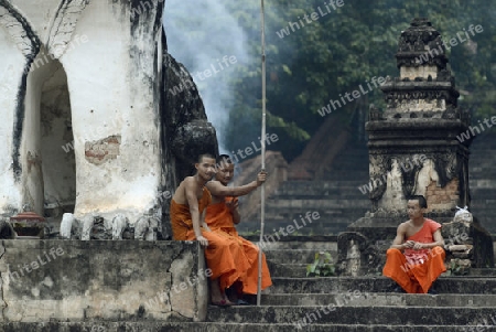 Der untere Teil des Tempel Wat Phra That Doi Kong Mu ueber dem Dorf Mae Hong Son im norden von Thailand in Suedostasien.