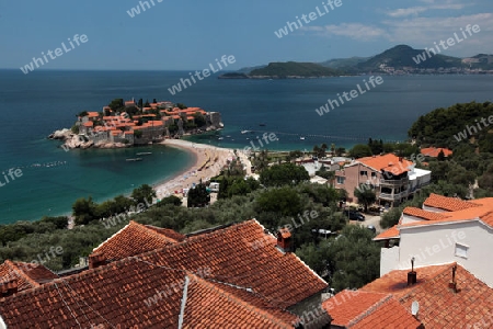 Die Hotelinsel Sveti Stefan am Mittelmeer in Montenegro im Balkan in Europa.